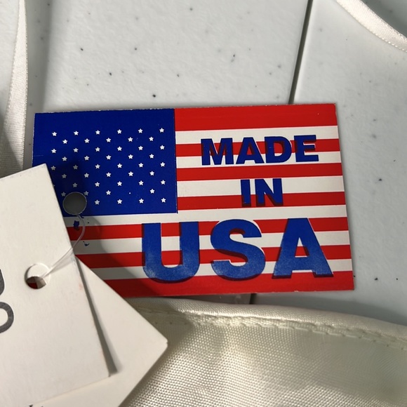 Ivory wedding gown with embroidered ivy pattern - Picture 9 of 9